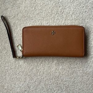 Tory Burch wristlet wallet. Beautiful caramel color with plenty of compartments!